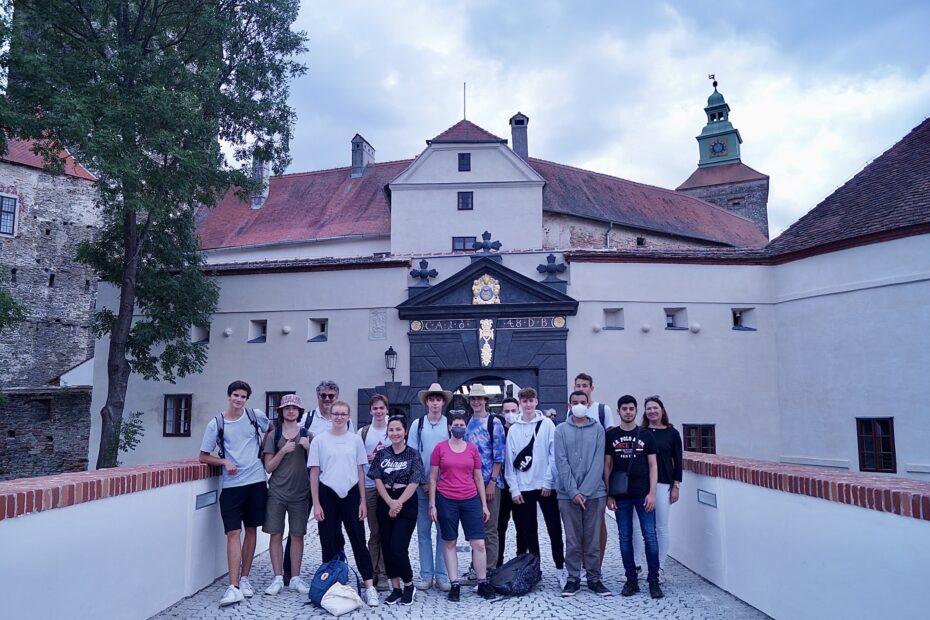 8B vor der frisch renovierten Burg Schlaining